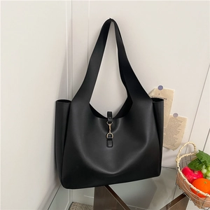 Grande borsa tote nera minimalista con chiusura in metallo dorato e finitura opaca
