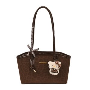 Borsa tote con stampa leopardata, ciondolo di peluche e fiocco su sfondo bianco