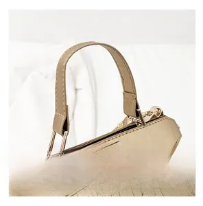 Details der champagnergoldenen Handtasche mit Krokodilprägung und Metallverschluss
