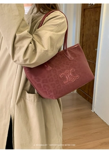 Detail of burgundy leopard print tote bag with embossed Triomphe logo for stylish daily commute