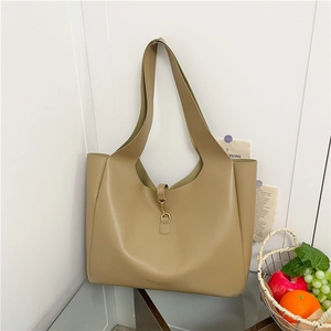 Grande borsa tote kaki con ampia tracolla e chiusura con fibbia metallica dorata