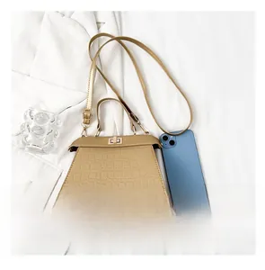 Detailansicht der Khaki-Handtasche aus Krokodilleder-Imitat mit Metalldrehverschluss