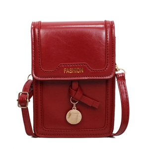 Petit sac bandoulière rouge minimaliste en similicuir avec lettrage doré et nœud chic