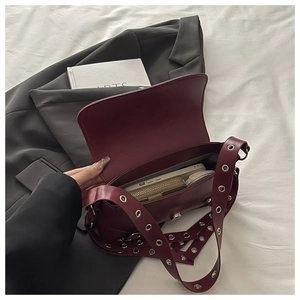 Dettaglio dell'interno della borsa sottobraccio rosso scuro con grande capacità
