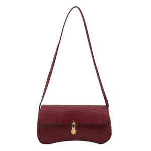 Sac à épaule rouge en cuir croco avec base incurvée en sablier et fermoir doré en U