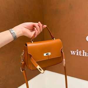 Sac à main marron en cuir avec fermoir doré et bandoulière réglable