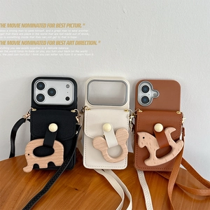 Custodia iPhone in pelle con portafoglio, tracolla e ciondoli in legno a forma di animali