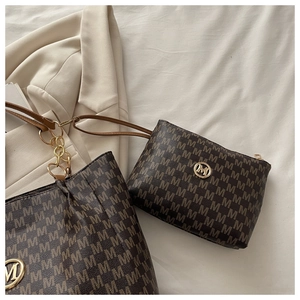 Détail du grand sac cabas et pochette assortie avec motif M vintage et logo doré
