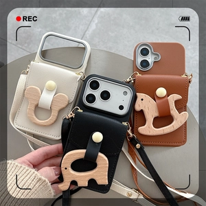 Custodia per iPhone in pelle PU con ciondoli in legno e tracolla lunga coordinata