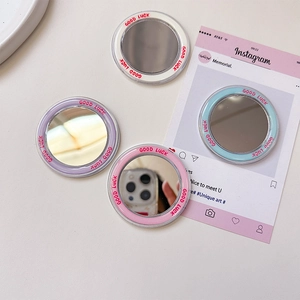 Set mit vier pastellfarbenen MagSafe-Spiegeln mit Good Luck-Text auf schickem Hintergrund