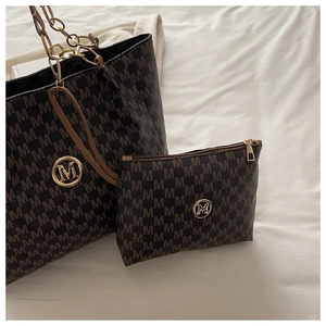 Détail du sac cabas marron foncé avec imprimé à motif M et logo en métal doré