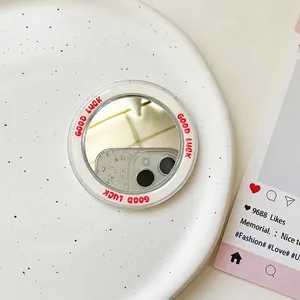 Detailansicht eines weißen magnetischen MagSafe Handy-Spiegels mit rotem Good Luck Aufdruck