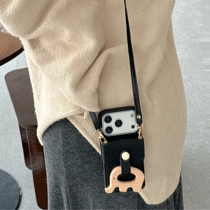 Custodia iPhone a tracolla in pelle nera con porta carte e ciondolo a forma di elefante