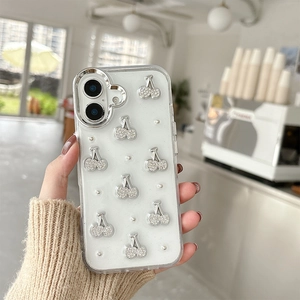 Dettaglio custodia glitter con ciliegie di strass e accenti di perle per iPhone 16 Pro