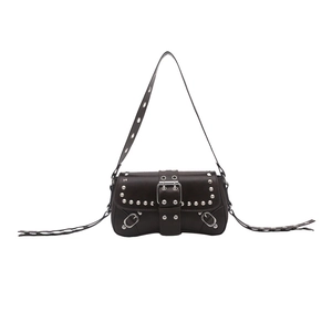 Borsa sottobraccio punk marrone scuro con rivetti argento e ampia tracolla con fibbia