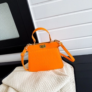 Mini sac à main chic orange en simili crocodile avec fermoir doré et bandoulière