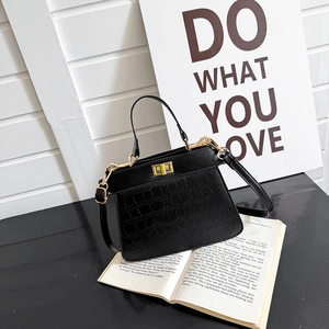 Sac à main chic noir gaufré crocodile avec fermoir doré et poignée supérieure