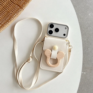Dettaglio custodia iPhone in pelle crema con anello Mickey e tracolla regolabile