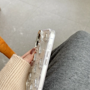 Dettaglio della custodia trasparente con motivi di ciliegie 3D glitterate e strass argento