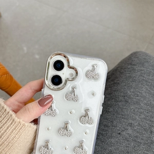 Dettaglio custodia iPhone glitterata con ciliegie 3D e cornice fotocamera a forma di cuore