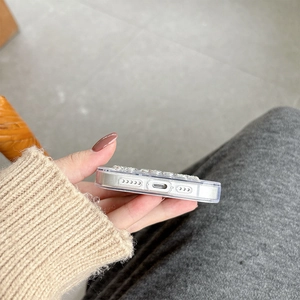 Dettaglio dei fori precisi per altoparlante e porta di ricarica sulla cover glitterata
