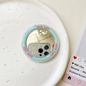 Nahaufnahme der magnetischen Spiegel-Handyhalterung mit pinkfarbenem Good Luck Schriftzug