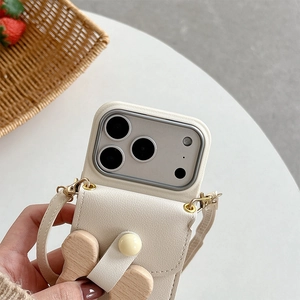 Dettaglio custodia iPhone in pelle beige con portafoglio integrato e ciondolo in legno