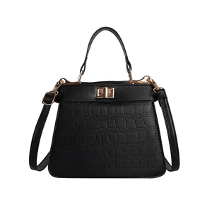 Elegante bolso negro con grabado de cocodrilo, herrajes dorados y asa superior
