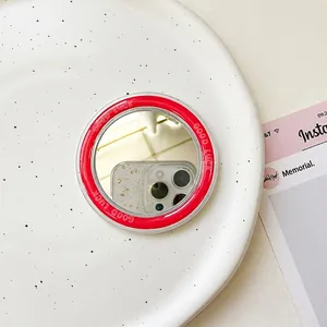 Detail eines roten magnetischen Kreisspiegels mit Good Luck Text auf Keramiktablett