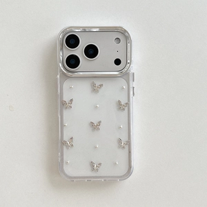 Dettaglio della custodia iPhone con farfalle glitterate e protezione fotocamera argento