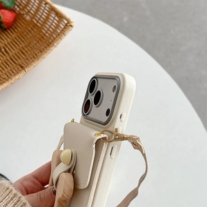 Dettaglio della custodia per iPhone in pelle beige con porta tessere e tracolla coordinata