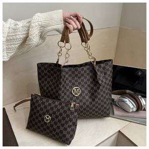 Vue détaillée de l'ensemble sac cabas et pochette avec motif M marron et chaîne dorée