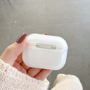 Vista macro della custodia in TPU per AirPods Pro con ritaglio per pulsante e cerniera posteriore