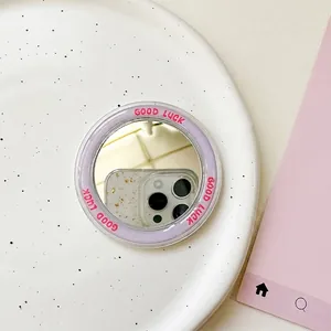 Nahaufnahme einer violetten MagSafe Spiegel-Handyhalterung mit Good Luck Text auf Teller