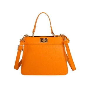 Orangefarbene Handtasche mit Krokodilstruktur, goldenem Schloss und verstellbarem Riemen