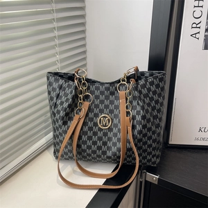 Sac fourre-tout pour femme avec imprimé M, anses marron et détails de chaîne dorée