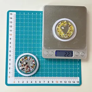 Detail view of heart mirror phone grip with glitter, 50mm diameter and 22.7g weight