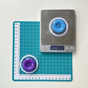 Makroaufnahme des magnetischen Handyhalters mit 5,5 cm Durchmesser auf Messskala