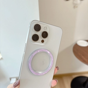 Dettaglio custodia MagSafe trasparente con anello in marmo viola per iPhone