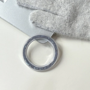 Dettaglio dell'anello magnetico per cellulare argento con trama marmo in custodia