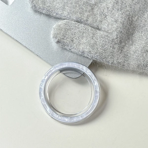 Dettaglio del supporto magnetico argento per cellulare con texture marmo bianco
