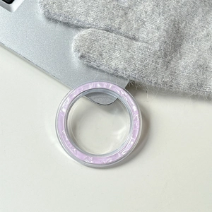 Dettaglio macro della base circolare magnetica per cellulare con trama in marmo lavanda