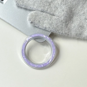 Vista macro del supporto magnetico per telefono in marmo viola con base in acrilico