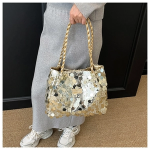 Nahaufnahme glitzernder Pailletten-Handtasche mit goldenen geflochtenen Griffen