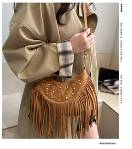 Borsa hobo in camoscio marrone con frange bohémien e dettagli di borchie dorate su tracolla