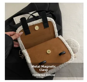Dettaglio della borsa a sella in peluche con chiusura magnetica dorata e bordo in pelliccia