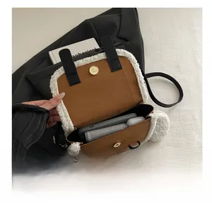 Vista interna della borsa a tracolla in pelle scamosciata marrone con bordo in peluche