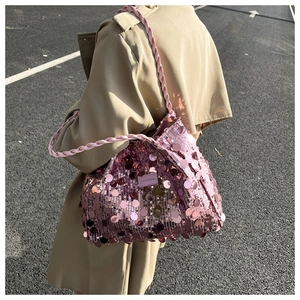 Detail der rosa Pailletten und des geflochtenen Riemens einer modischen Schultertasche
