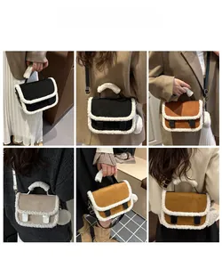 Borsa a sella con bordo in peluche indossata a tracolla e a spalla da una modella
