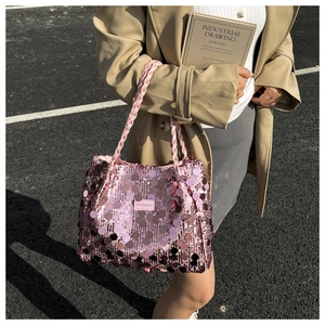 Rosa Pailletten-Einkaufstasche mit geflochtenen Griffen im stilvollen Outdoor-Streetstyle-Look